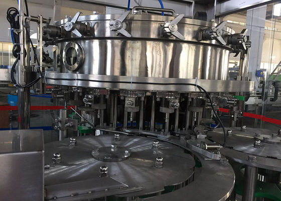 China Máquina de rellenar de la bebida fría carbónica, máquina de embotellado de la pequeña escala proveedor