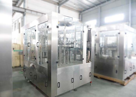 Equipo de la máquina de rellenar de la botella de la bebida plástica de la pequeña escala/del embotellamiento de soda proveedor