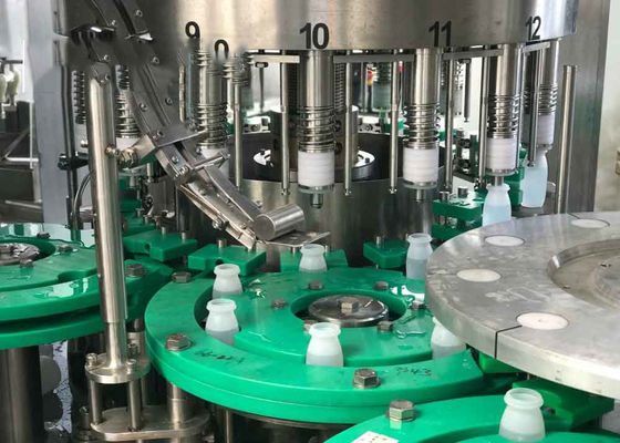 3 en 1 máquina que capsula de relleno de Wahing para la botella del PE proveedor